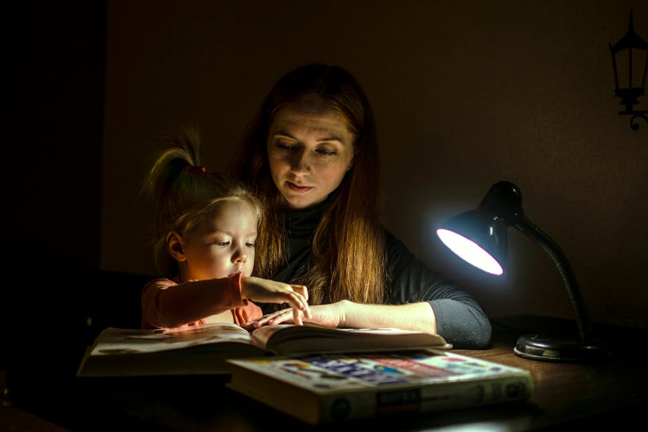 Bir anne ve çocuk evde hikâye okuyup birlikte gülümsüyor