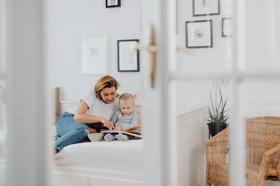 Çocuk resimli kitap dinlerken dikkatli ve meraklı bakışlar