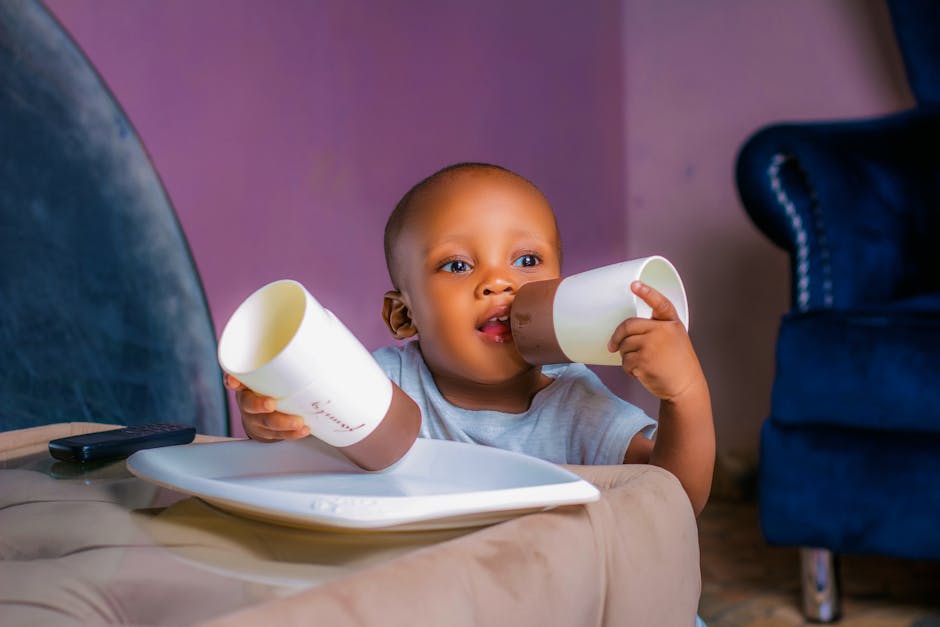 Kucuk cocuk suyla kaplar arasinda deney yaparken