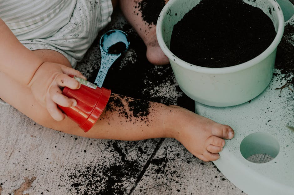 Anne ile çocuk bahçede duyusal oyun yapıyor