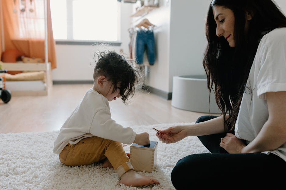 Anne ve çocuk evde oyun oynarken