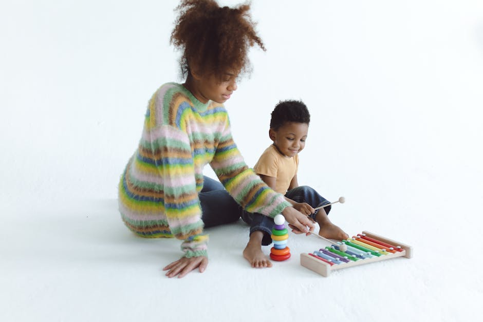 Bir ebeveyn ile çocuk birlikte oyun oynarken çekilmiş samimi bir an