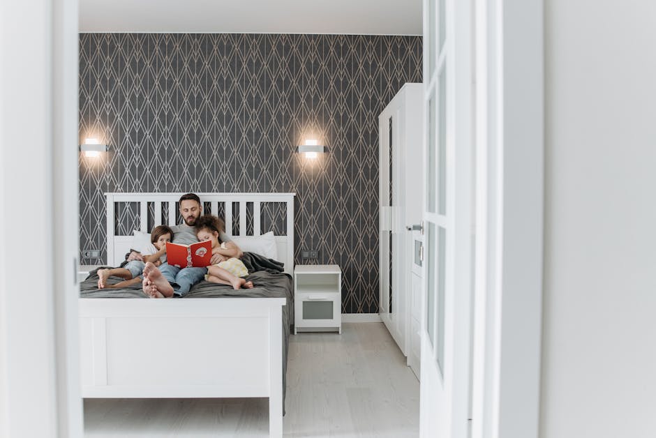 Sabah evde hikaye zamanı için hazırlanan rahat köşede bebek ve ebeveynin etkileşimi