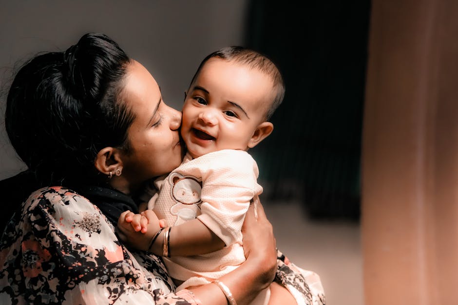 Anne bebeğe nazik dokunuşla bag kurulan an