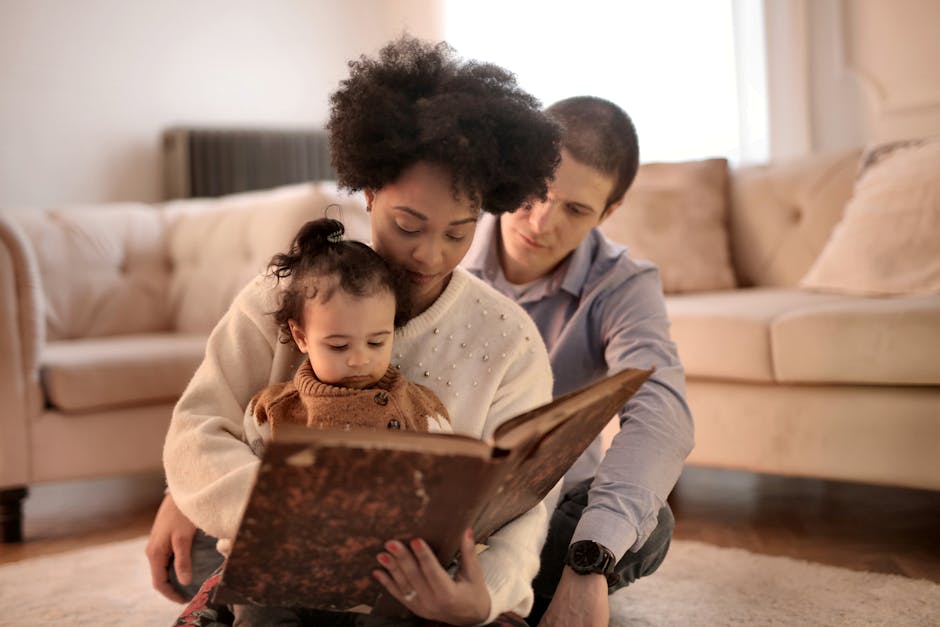 Anne ve baba, çocukla birlikte kitap okuyor