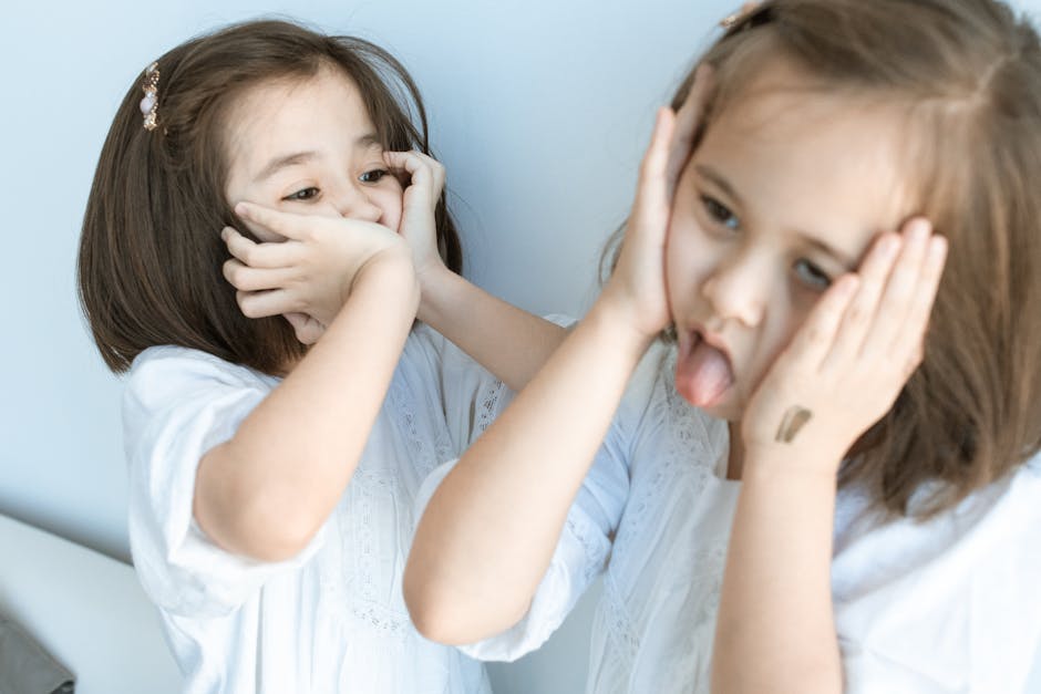 Çocuk aynada duygularını taklit ederken gülümsüyor