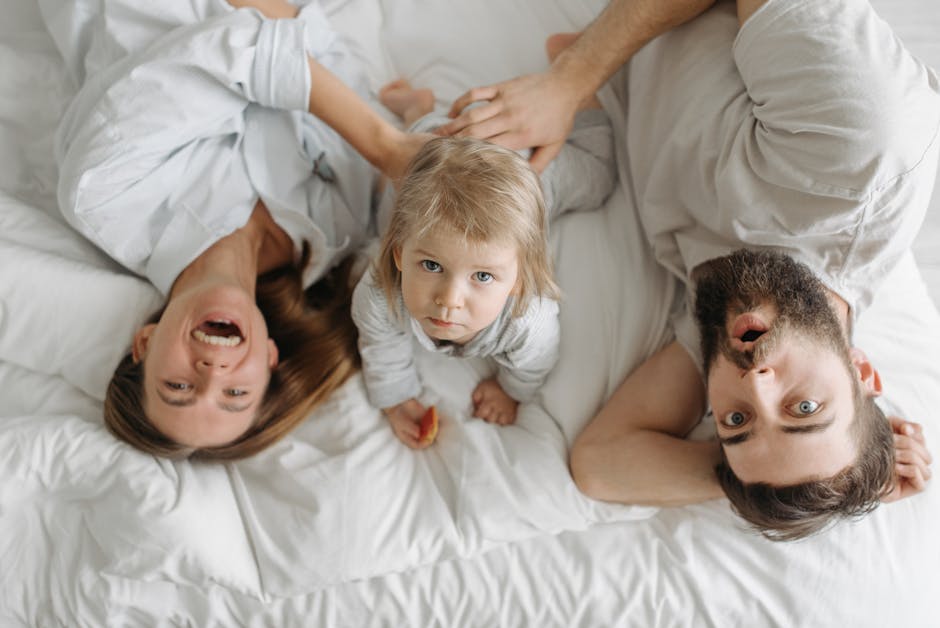 Aile bebek bakimi rutinlerini planlayan bir grup insan