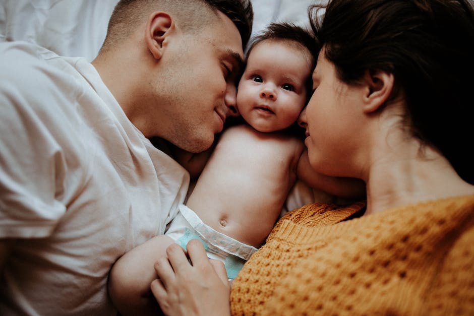 Aile üyelerinin bir arada sarılarak sevgi gösterdiği tablo