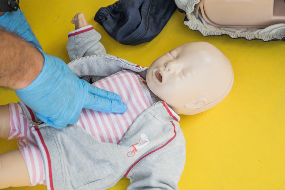 Anne baba bebek için CPR eğitimi yaparken