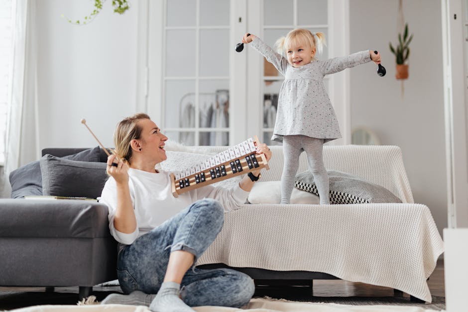 Anne ve bebek, müzik dinlerken birbirlerine bakıyor ve bağ güçleniyor