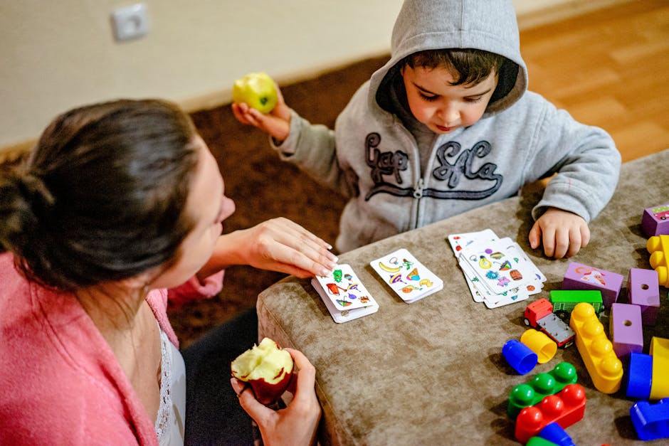 Anne ve çocuk birlikte oyun oynarken duyguları konuşuyor