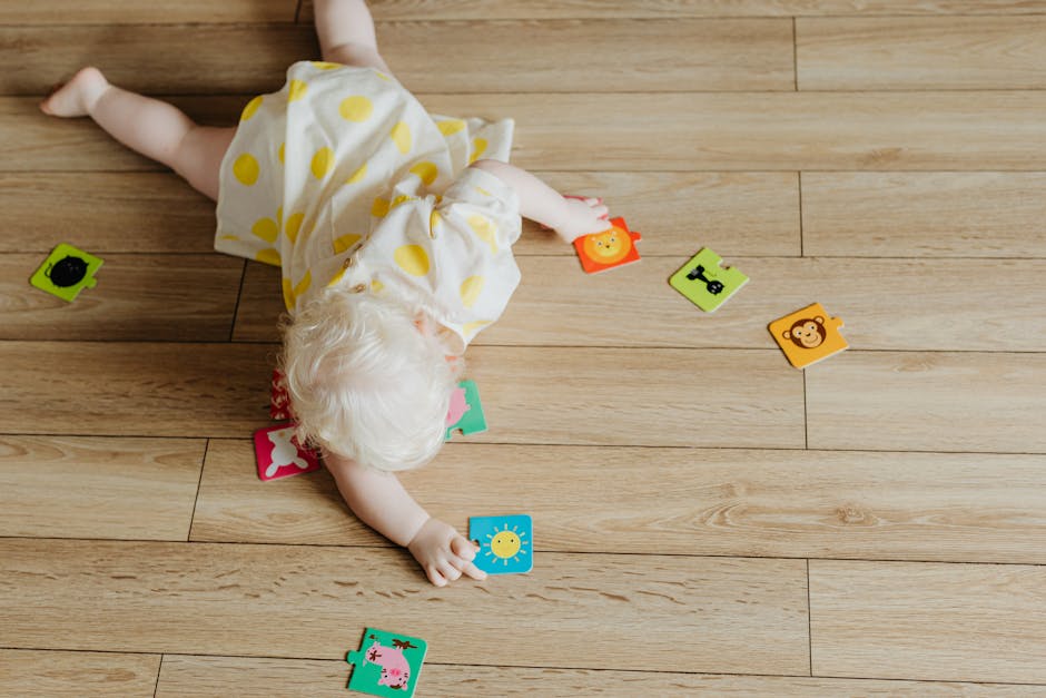 Evde bebek motor hareketleri yapan anne-bebek sahnesi