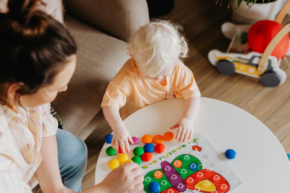 Evde çocuk gelişimi için aktivite yapan aile