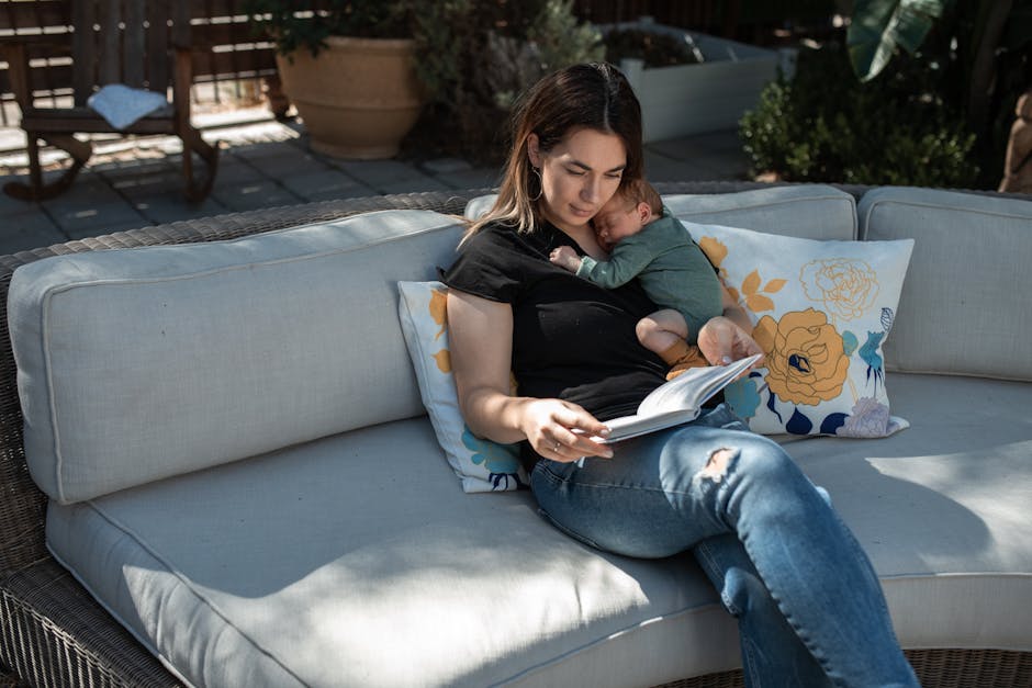 Yeni doğmuş bebek sesli kitap dinliyor