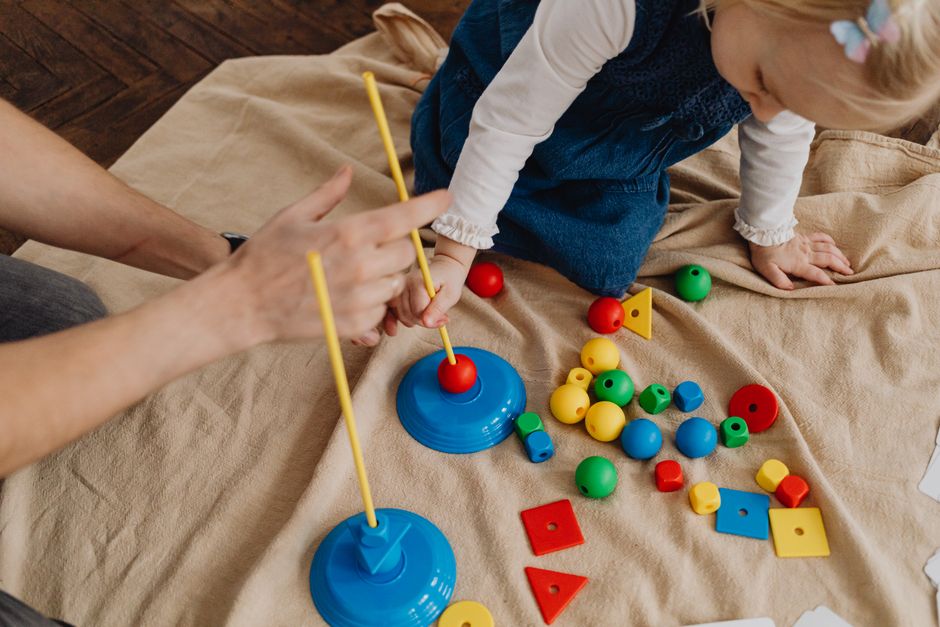 Aile evde şekillerle oyun oynuyor