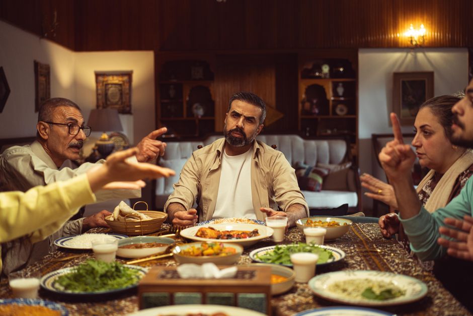 Aile, yemekte birbirleriyle konuşarak dil becerilerini pekiştiriyor