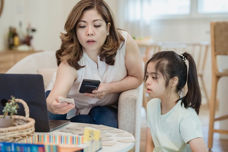 Anne ve baba karşılaştıkları zorluklar konusunda not alıyor