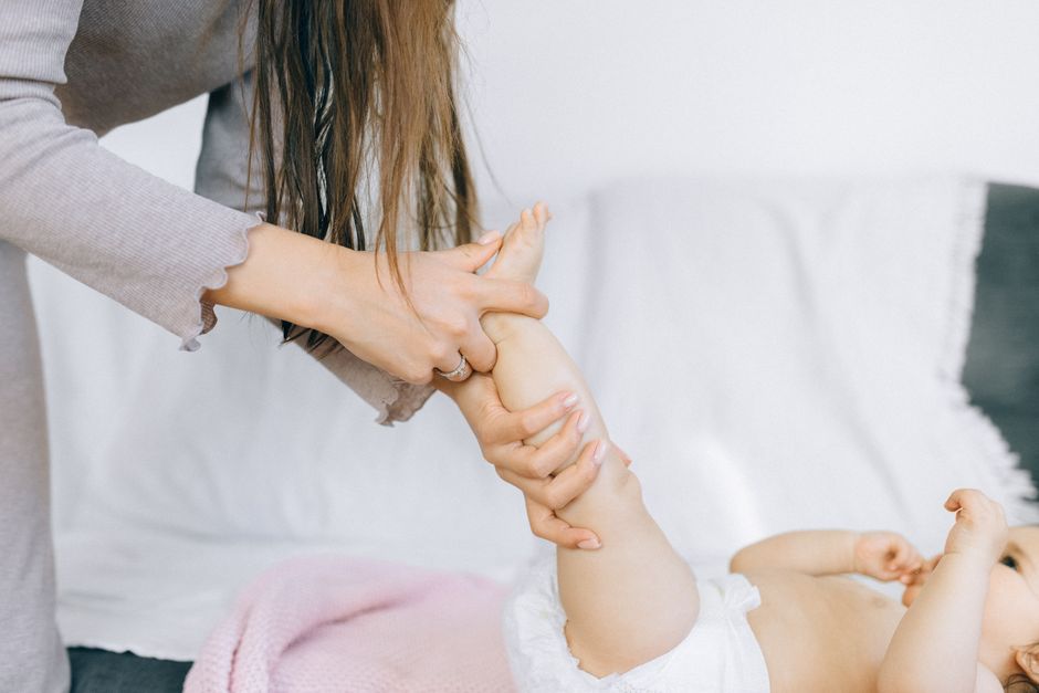 Bebek sakinleştirilirken anne kucakta, sevgi dolu bir dokunuş