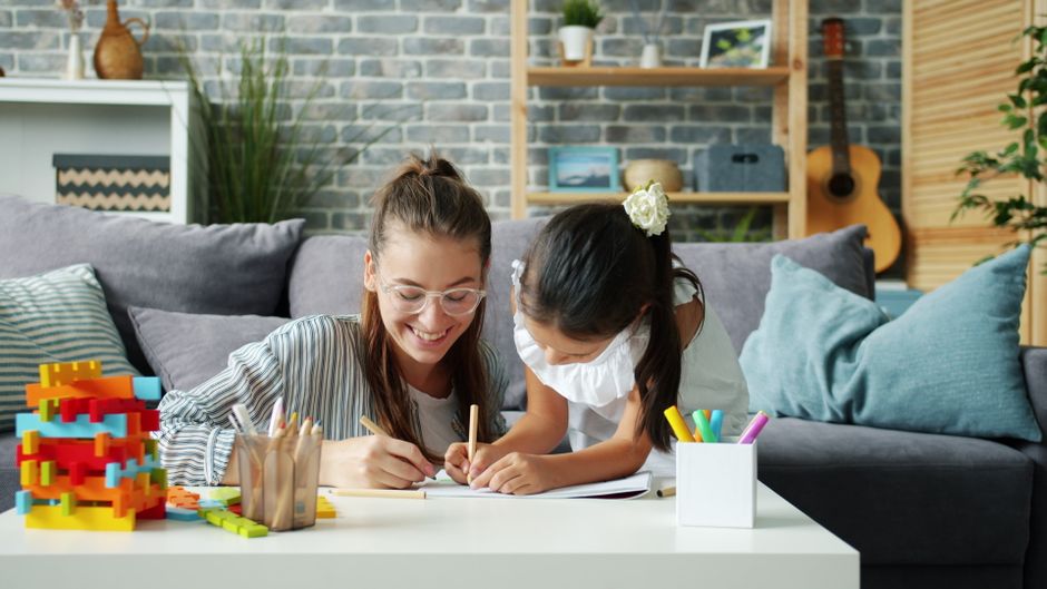 Bir aile, çocuklarına yaratıcı oyunlarda rehberlik ediyor