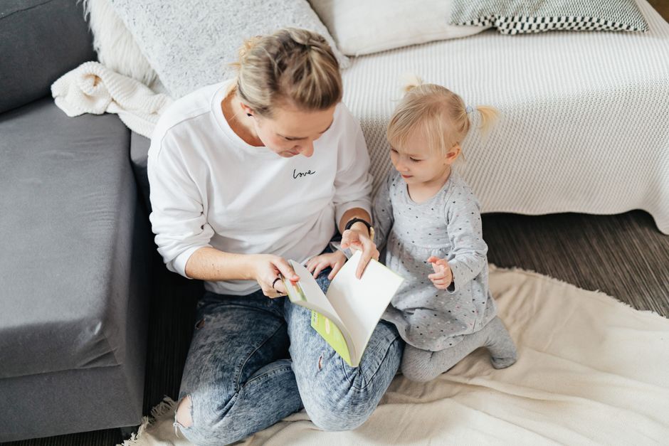 Bir anne ve çocuk evde kitap okurken