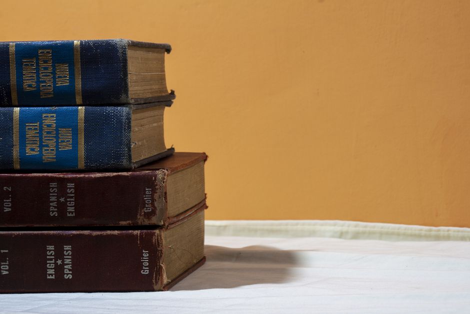 Çocuk iki dilde kitap okurken ebeveynle etkileşim