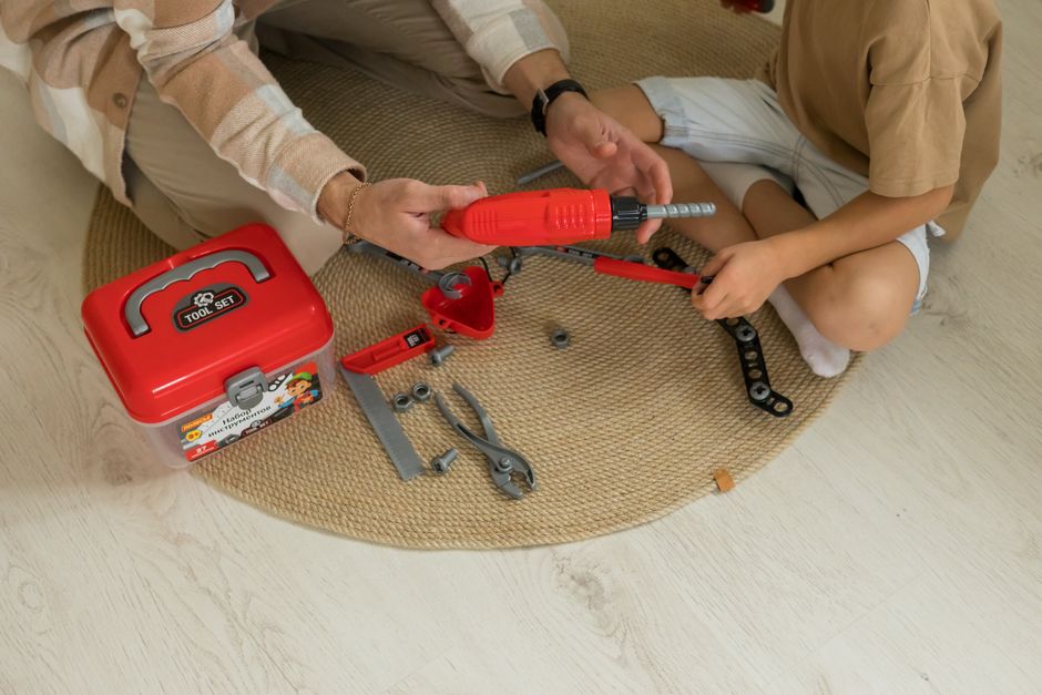 Ebeveynler, doğal malzemelerle ev yapımı oyuncak yapımını planlarken görüntüleniyor