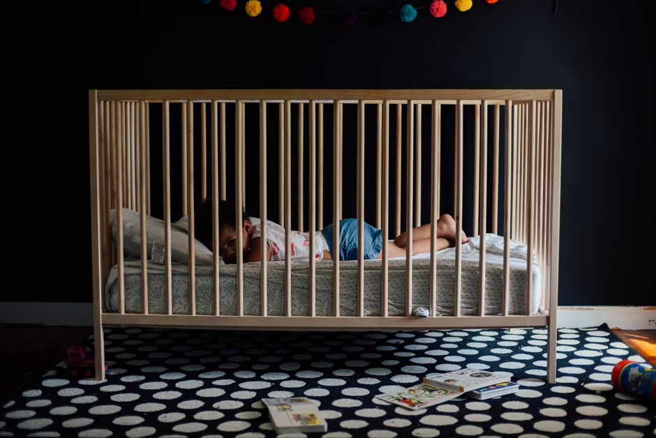 Güvenli uyku için bebek yatağı ve uygun güvenlik önlemleri