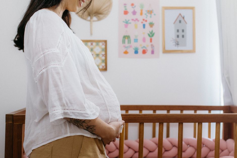Hamilelik döneminde anne, bebek uyku rutini için hazırlık yapıyor