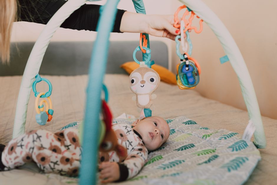 Anne ve bebek evde birlikte 5 dakikalık aktiviteye başlarken