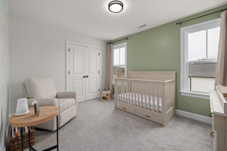 Ergonomik bebek odası düzeni with safe crib and organized storage