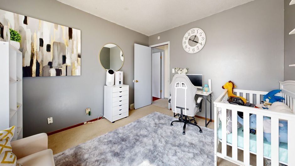 Ergonomik bebek odası mobilyaları doğru yükseklik ve konumda kuruluyor