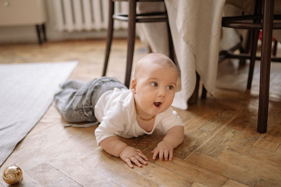 Evde bebek gelişimi için aktivite yapan aile ve bebek