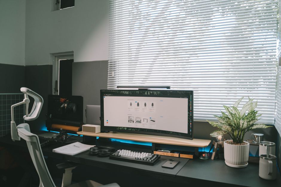Evde ergonomik çalışma ortamını düzenleyen kişi