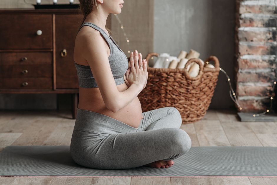 Hamile bir kadının meditasyon yaparken rahatlamış hali