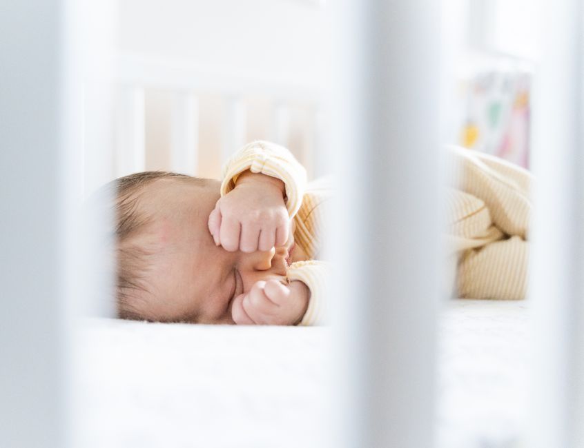 Illustration of baby sleep routine cues and nap schedule