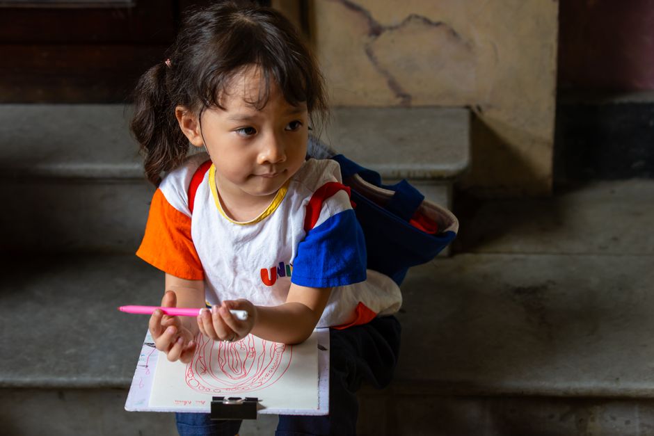 3-6 yas bir çocuk ev içi öğrenme aktivitesi yapıyor, renkli kartlar kullanılıyor