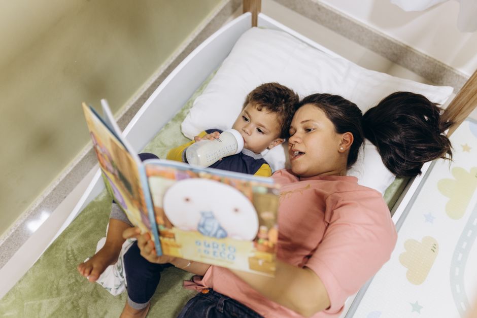 Bebek uyku rutini için hazırlık yapan aile ve yatak odası düzeni görseli